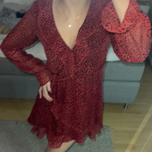 Klänning H&M - Röd-svart leopard klänning från H&M.