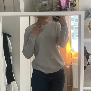 Stickad tröja pull&bear - Superfin ljusgrå stickad tröja från Pull&bear.❤️‍🔥