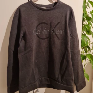 Calvin Klein tröja - I använt skick. Nypris 950 kr. 