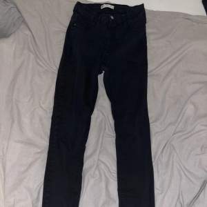 Svarta Molly jeans från Ginatricot. Storlek: L