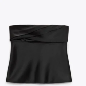 svart Zara topp - Säljer denna fina topp som tyvärr inte passa mig, aldrig använd💕💕