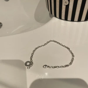 Tomas Sabo berlockarmband - Berlockarmand i den mindre modellen, fint skick det kan nog glänsa mer om man pustar det 😊