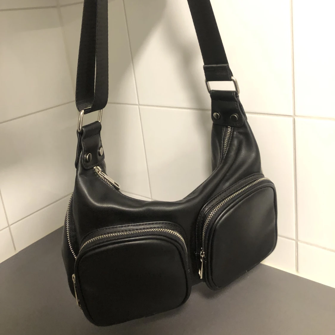 Svart häftig väska 