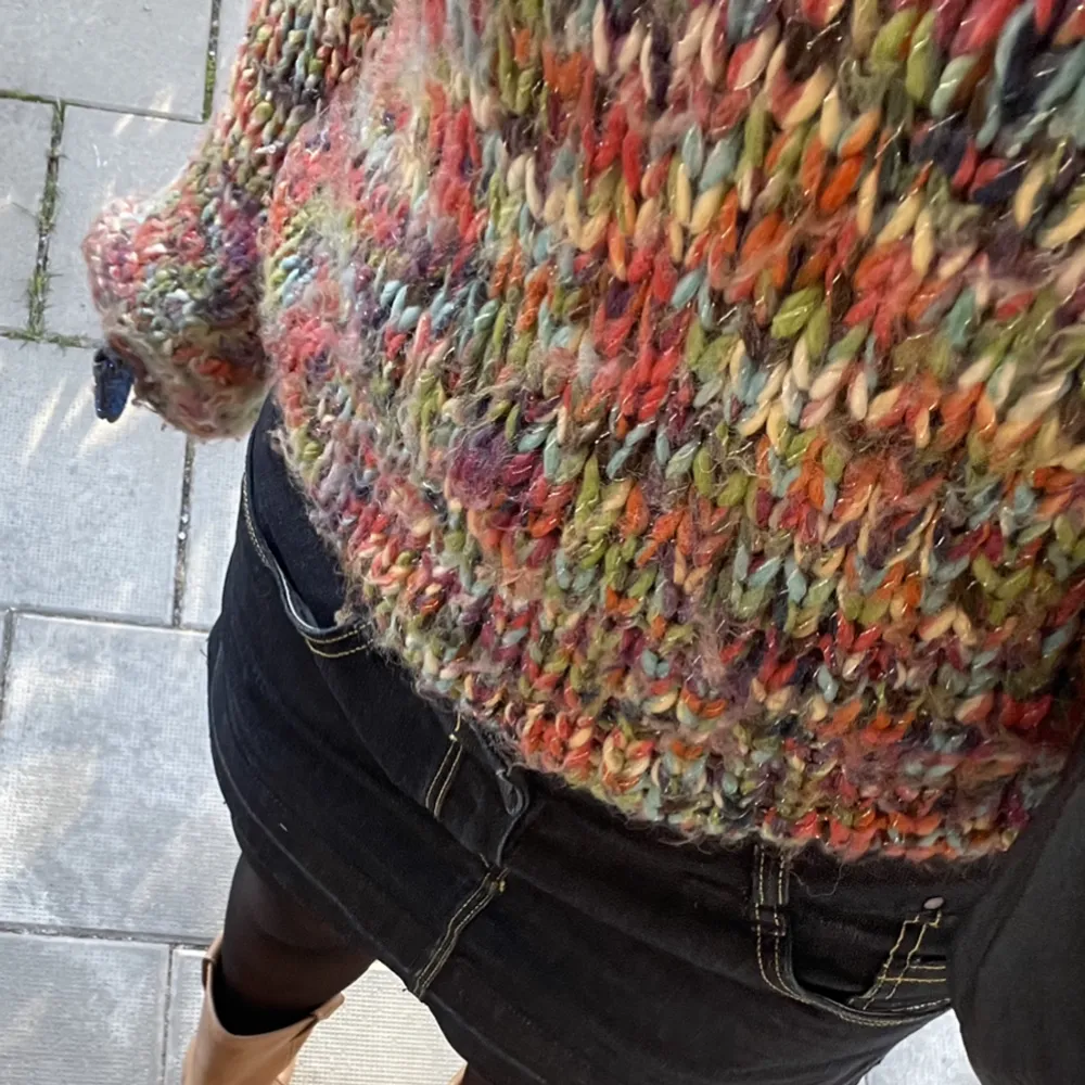Ascool färgglad tröja med glitter i❤️ gjord i ullblandning med bl.a. mohair. Storlek L så det sitter oversize på mig som är storlek S på bilderna!. Stickat.