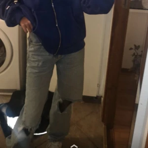 Högmidjade Gina tricot jeans - Dessa jeansen är högmidjade jeans från Gina tricot med två hål vid knäna! De är super fina men inte riktigt min stil längre. Köptes för 599kr! 