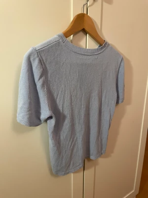 Stickad tröja - Enkel stickad tröja i ljusblå. Köpt utomlands så vet inte vart den kommer ifrån. Super fin till sommaren Storlek S
