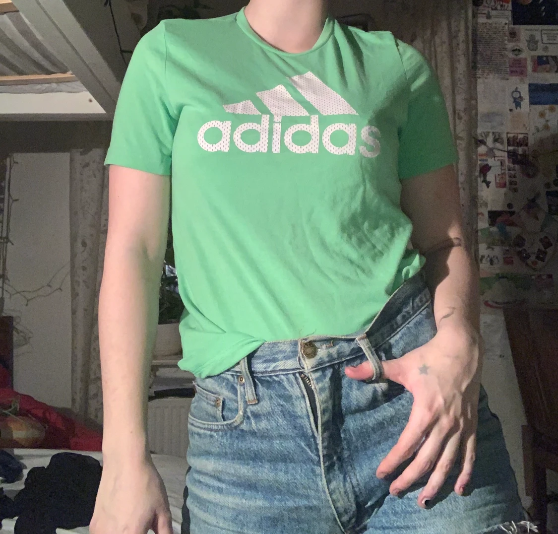 Grön sporttshirt med tryck