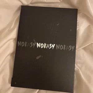 StrayKids Album  - Allt ingår förutom klistermärken!  För mer information skriv privat!!