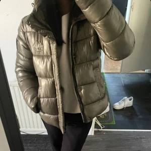 XPD jacka - Jättefin grön jacka ifrån xpd. Har haft den i en månad så nästan som nyskick. Säljer då jag har en likadan💗 Nypris ligger runt 1500kr. Pris kan diskuteras💗