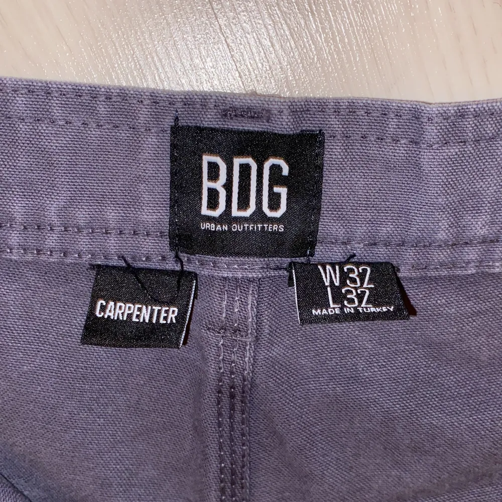 Gråaktiga carpenter jeans från urban outfitters. W32 L32. Jeans & Byxor.