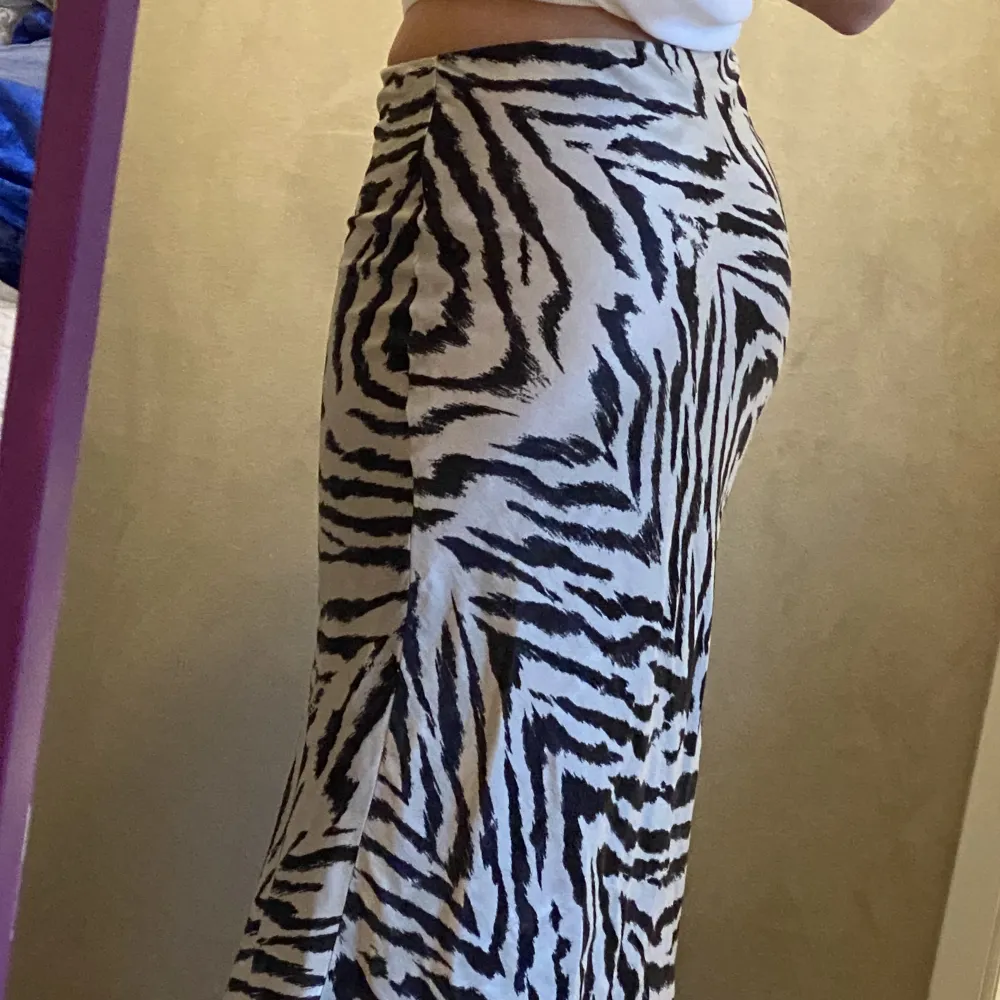 Jätte snygg kjol med zebra mönster🥰✨. Kjolar.