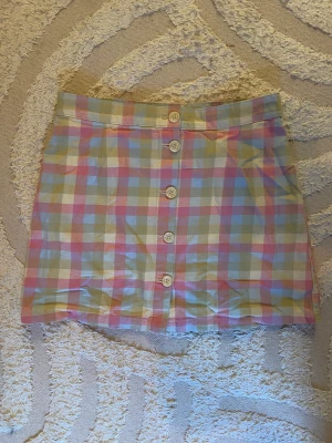 Rutig kjol från monki - Jättefin minikjol från monki. Önskar att den passade mig!! 