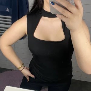 Trendig topp - Super snygg topp som endast har används 1 gång så är verkligen i nyskick! Du som köpare står för frakten ca 50 kr (spårbar)🫶🏼🫶🏼