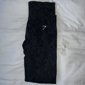 Gymshark tights - Säljer mina träningstights som inte kommer till användning längre. Tightsen är i storlek xs och är använda fåtal gånger. Har en defekt på en söm, sömmen har inte gått upp den har bara fransat sig lite (se bild 3). Org. Pris 599! Kontakta mig vid frågor!💕