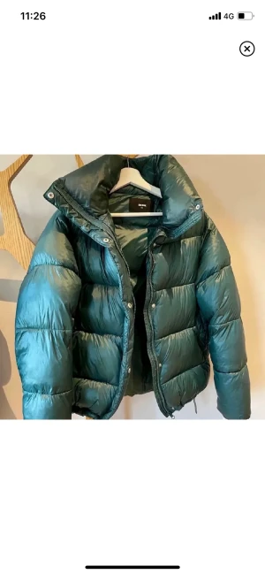 Bikbok jacka - Jättefin grön jacka från bikbok i storlek S, använt i nån månad och säljer för att den inte kom till användning❤️