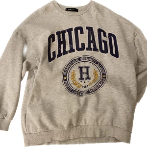 College sweatshirt  - knappt använd och i bra skick <3