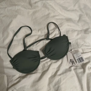 Aya bikini topp - Super fin bikini topp i modellen ”medusa” och färgen ”sage green” från AYA label. I stl L men ganska liten i storleken och har justerbara band i rygg och axlar💖☺️aldrig använd, prislapp kvar. Ny pris 595kr.