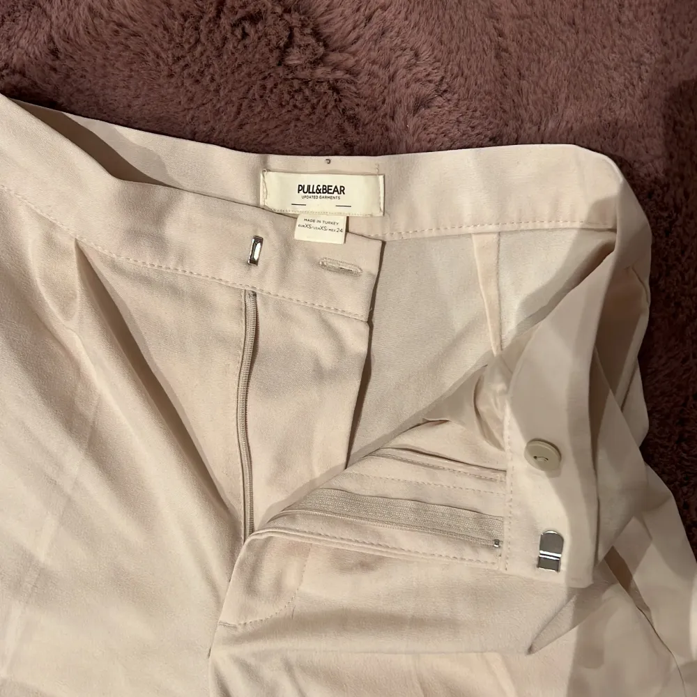 Supersnygga beiga kostymbyxor från pull and bear, aldrig använda då jag köpte för liten storlek när jag va utomlands!💞. Jeans & Byxor.