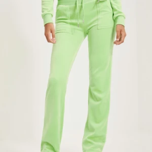 Juicy Byxor Storlek M - Säljer dessa superfina juicy som tyvärr blivit för små för mig, dem ser mörka ut på bild pga ljuset men har samma färg som bild 1 (:   Kan fraktas.  