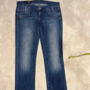 Lee jeans  - Ett par jeans från Lee som jag köpte second hand. De är i ett väldigt bra skick men säljer dem för att de tyvärr inte passade mig!