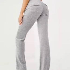 Juicy cotoure grå - Jag säljer mina juicy cotoure då jag inte är så dragen till färgen, det är bra skick och vill ha de borta så fort som möjligt då jag säljer billigt!❤️ skriv vid intresse, kan skicka bilder. Har inge bilder för att de är en aning för små.