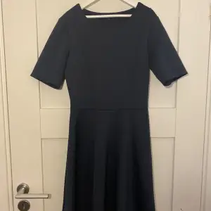 Vacker marinblå klänning