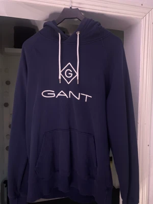 Gant Hoodie - Säljer nu min Gant hoodie som inte kommer till användning mera. Storlek XL men passar L perfekt  skick 9/10 