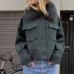 Meotine grön jacka - Intressekoll på denna snygga jacka! Använd men i bra skick. Storlek xs/s. Hör av dig vid fler frågor eller om du är intresserad💚