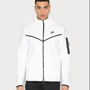 Nike tech fleece vit  - Helt ny Nike tech fleece i storlek M. Säljer eller byter mot en likadan i S eller XS:) som sagt helt ny men har någon okänd fläck väldigt ljus som kommer att gå bort i tvätten. Pris går att diskutera