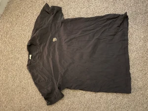 Paul smith t-shirt - Paul Smith tröja som är lite solblekt men ok skick! 