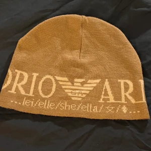 Armani mössa  - En tunn Armani mössa perfäkt till skidor. Den är i topp skick. Frakt tillkommer. 