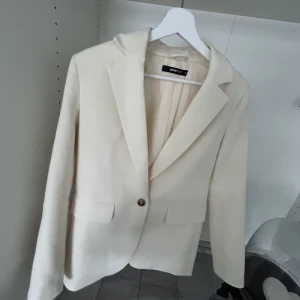 oversize kavaj  - beige oversize kavaj! köpt för 749. endast använd 2 tillfällen😍stolek 34 men passar stolek S/M också. 