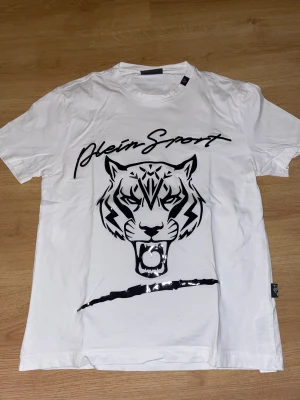 Plein sport - Plein Sport T-shirt, s Använd enstaka gånger men är i bra skick. 
