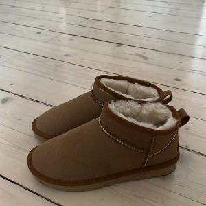 Låga uggs  - Variation på uggs i en lägre modell som inte går lika högt upp vid anklarna. Köpta på Bergsbutik för 450 kr, råkade köpa två exemplar så därav säljer jag dom ena! Skorna på bilderna är mina egna, dom jag säljer ligger oanvända i ett oöppnat paket!