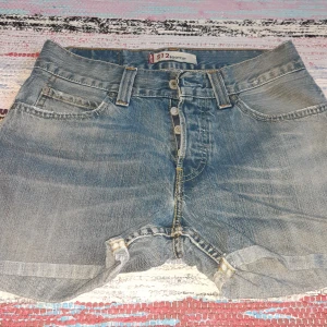 Jeansshorts  - Säljer ett par jeansshorts i storlek 31 av märket Levi's. 