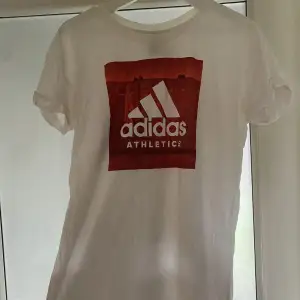 Oanvänd adidas T-shirt 