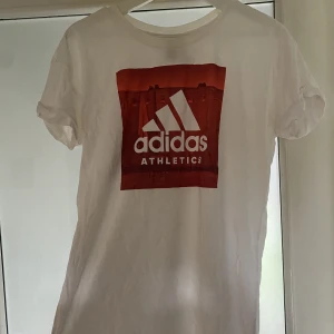 T-shirt  - Oanvänd adidas T-shirt 