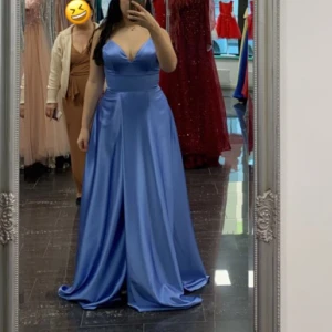 Ballklänning🤍 - Bal klänning!! Haft på mig en gång, fast helt nytvättad via kemtvätt.   Har en slit i mitten, men den inte synlig.  I strechig satin material. Jättefin!! Pris kan diskuteras🫶🏼 (Köparen står för frakt) Original 2000kr