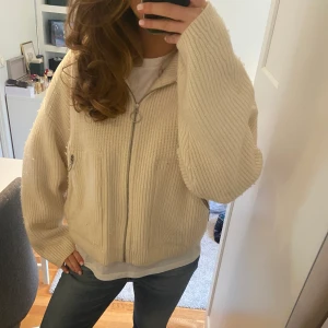 Stickad tröja  - Säljer denna jättefina stickade tröjan/ jackan med dragkedja från &otherstories. Tröjan är nopprig men går enkelt att noppra bort. Annars i bra skick. DM vid intresse!💕💕 (köpare står för frakt)