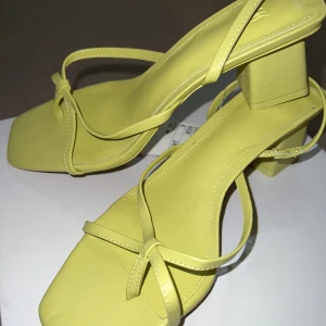 Neon klackar  - Aldrig använda endast testade, storlek 38 kan passa 37 också.  Klacken är inte så hög så de är bekväma att gå i.  Köpa på H&M