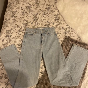 Jeans - Knappt använda ljusblåa jeans från zara, storlek 36