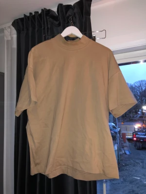 Beige T-shirt  - Några fläckar men annars i bra skick!