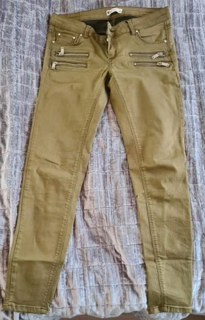 Perfect Jeans - Kakigröna tygbyxor i stretchmaterial från Gina Tricot. Storlek 38. I nyskick.