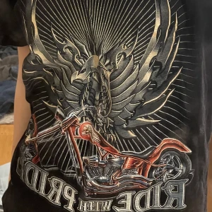 Cool t-shirt med glitter - As ball t shirt med coolt tryck. Inte så synligt på bilden men den är även lite glittrig på vissa ställen i trycket. Sparsamt använd och har inga defekter. Köpt secondhand. 