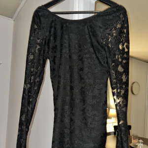 Klänning  - Svart klänning, figursydd