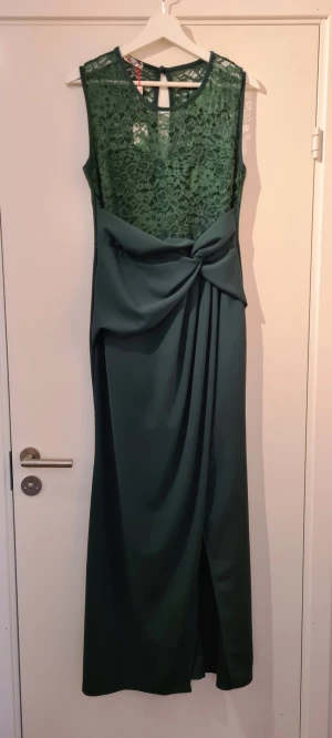 Maxiklänning - Forrest Green. Uk size 16. Som en medium. Helt ny lappar finns kvar. Hög slits framtill. Vacker till fin fest.