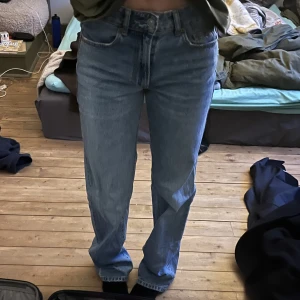 Straightleg jeans - Straigh leg jeans, använd max 3 ggr. Säljs då jeansen inte kommer till användning. Köpta i somras. Köparen står för eventuell frakt. 🌸