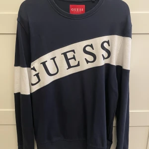 Guess tröja - Använd men i väldigt bra skick Känns liten i storleken, passar M