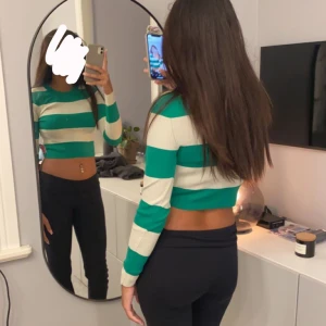 Tajt randig tröja  - Jag säljer denna fina tajta tröjan för att den inte kommer till användning. Jag köpte denna i Spanien från butiken stradivarius. Storlek xs. Använd Max 2 ggr på semester.🫶🏼original pris 250kr