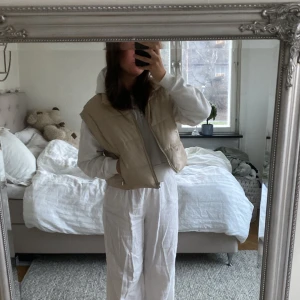 Beige väst🫶🏼 - Cool kroppad väst, slutsåld på Zara🫶🏼
